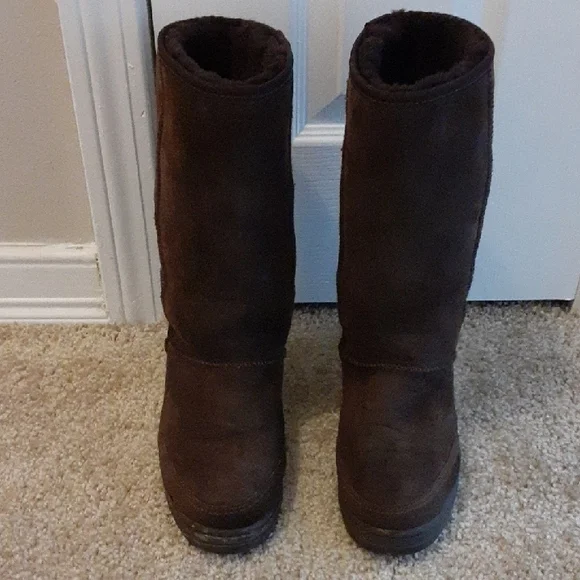 UGG Brown Winter Boots with Patterned Stitching - Picture 4 of 10